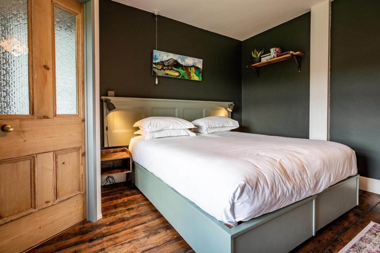 Bed and Breakfast The Old Vicarage Moylgrove Экстерьер фото